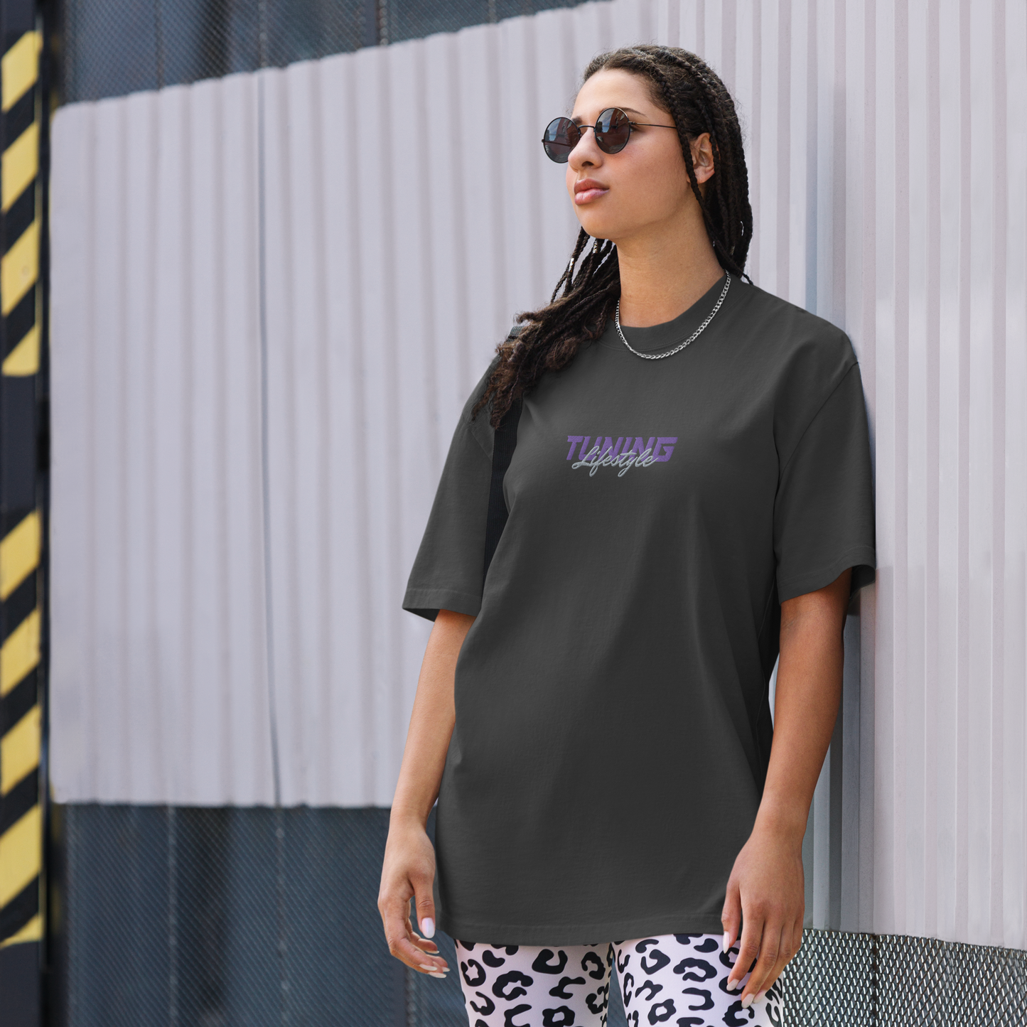 Oversized T-Shirt mit verwaschenem Look Tuning Lifestyle gestickt