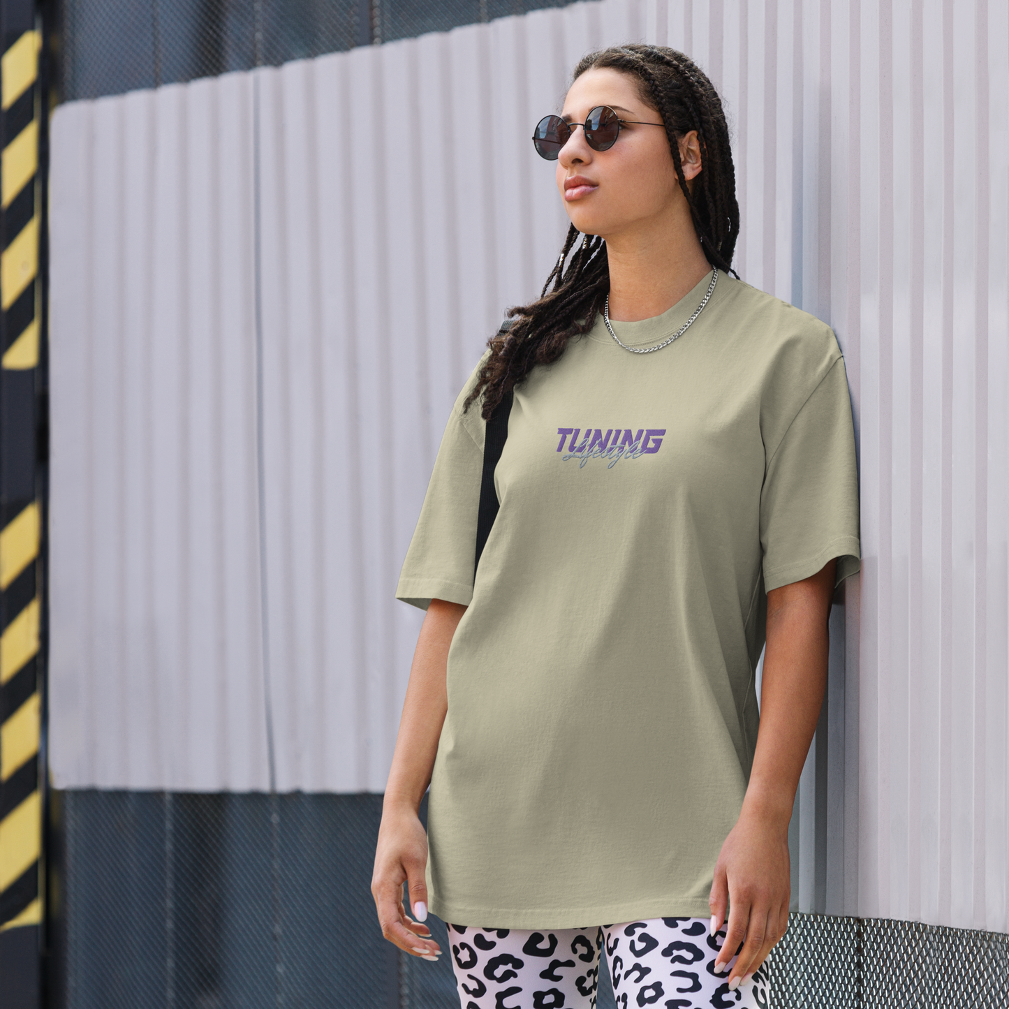 Oversized T-Shirt mit verwaschenem Look Tuning Lifestyle gestickt