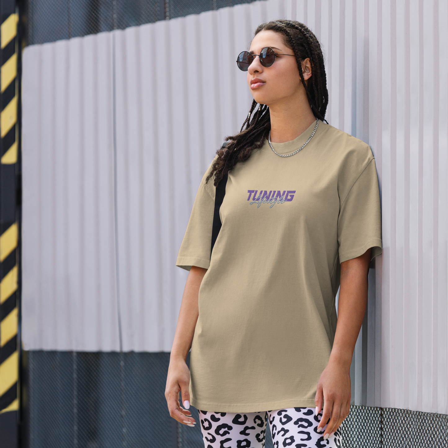 Oversized T-Shirt mit verwaschenem Look Tuning Lifestyle gestickt