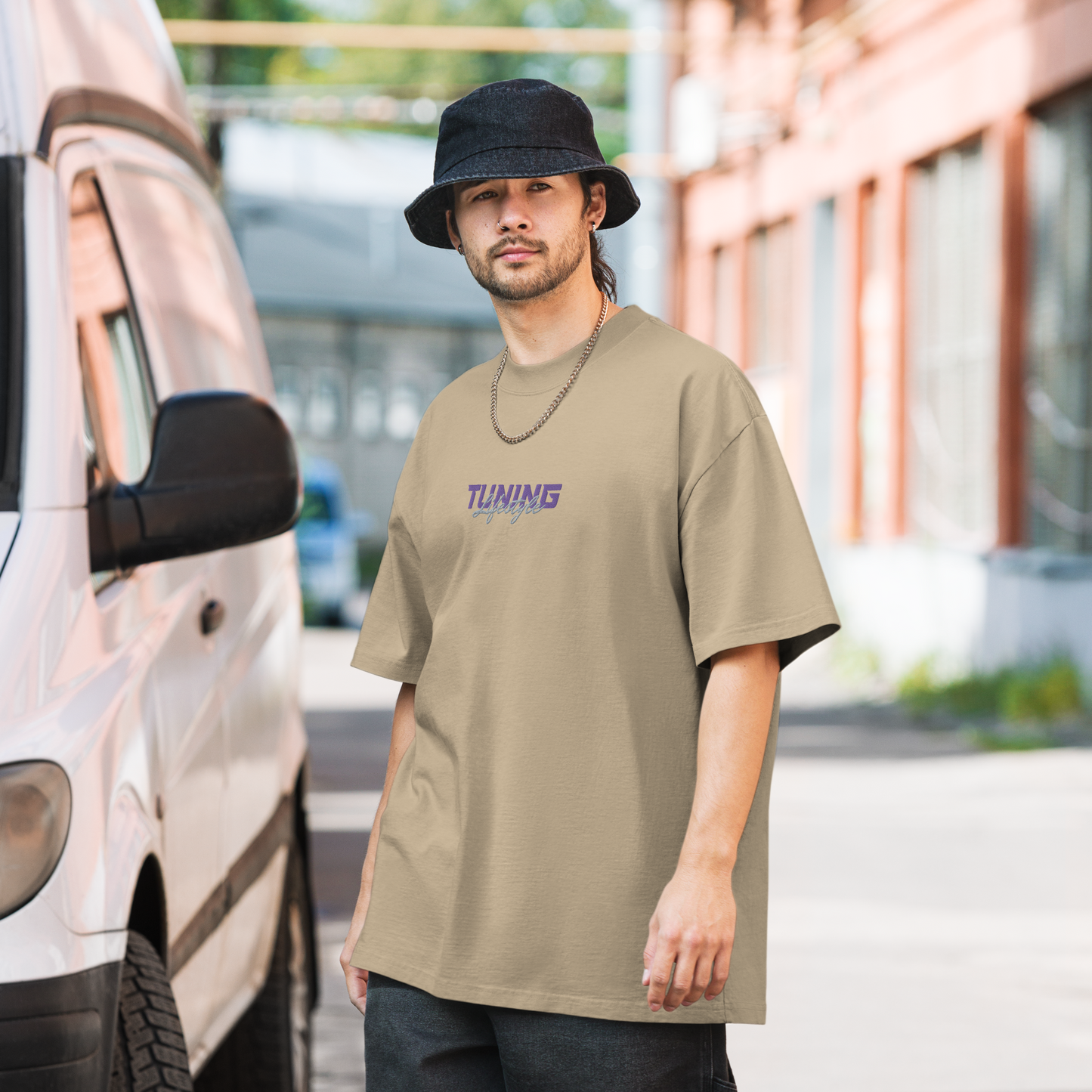 Oversized T-Shirt mit verwaschenem Look Tuning Lifestyle gestickt